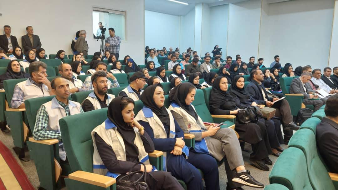 حضور کارشناسان بهداشت محیط مرکز بهداشت شمال‌غرب ۲ در همایش پدافند غیرعامل در سالن نصر دانشگاه آزاد اسلامی واحد تهران شمال 